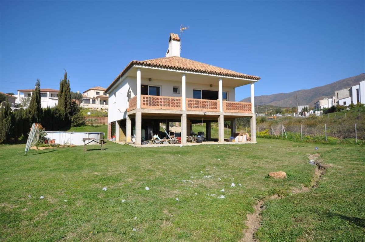Detached Villa in Estepona — photo 1 of 10