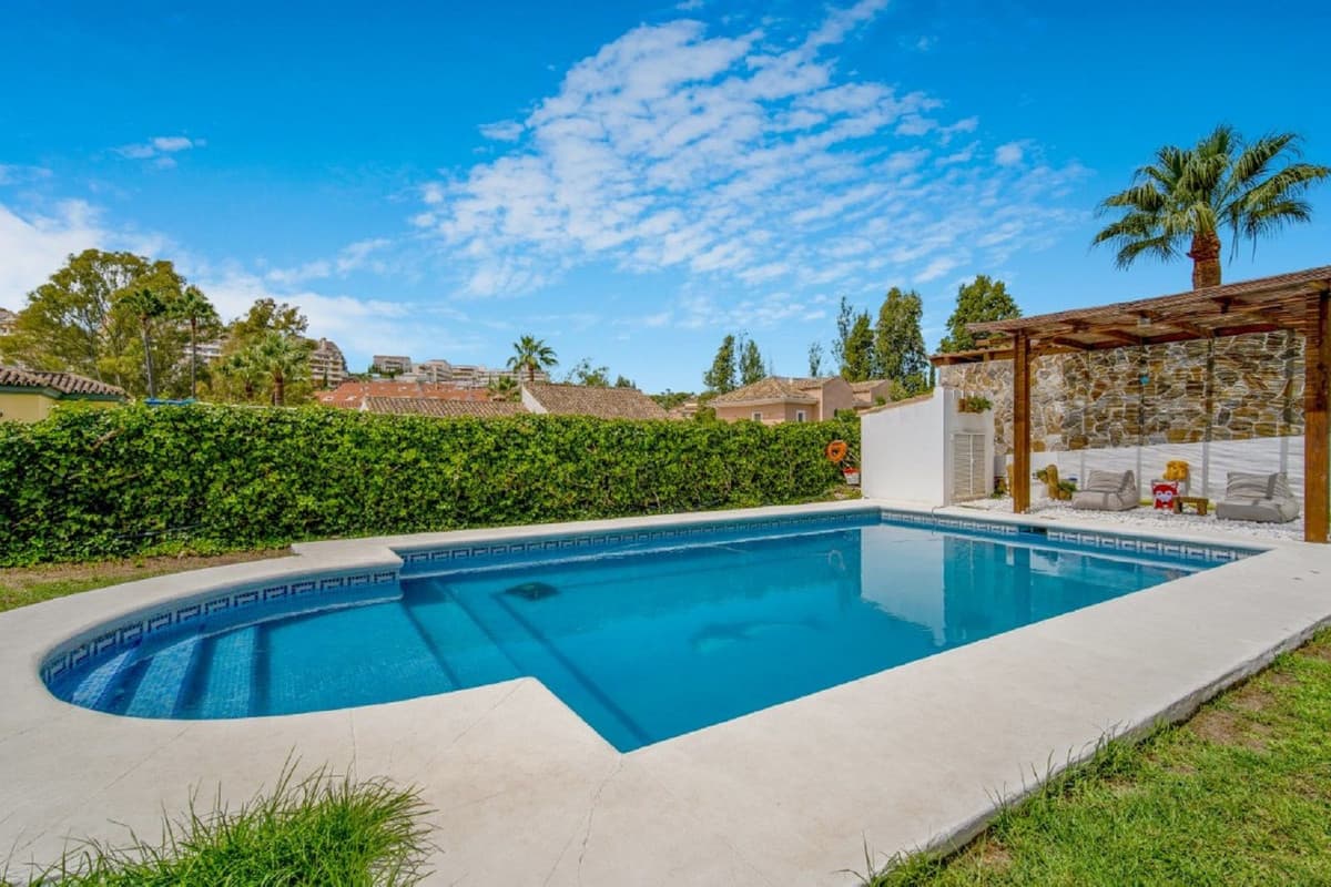 Detached Villa in Nueva Andalucía — photo 1 of 10