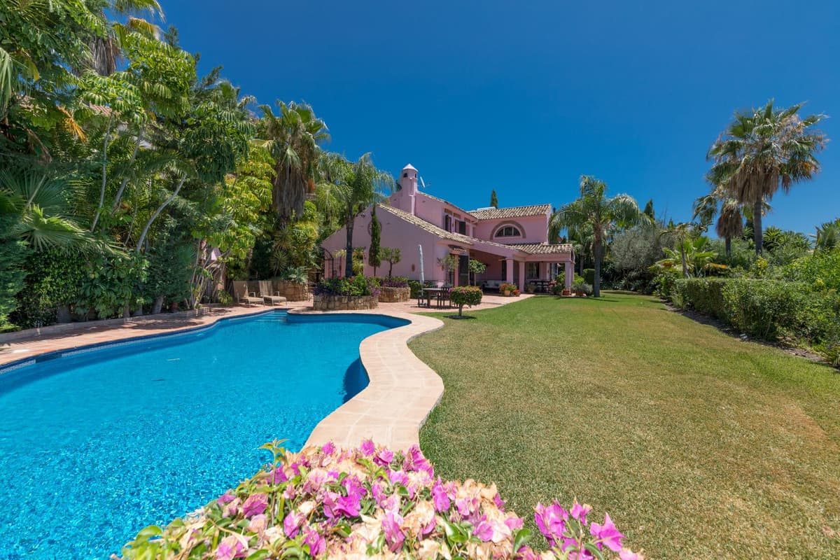 Detached Villa in Benahavís — photo 1 of 10