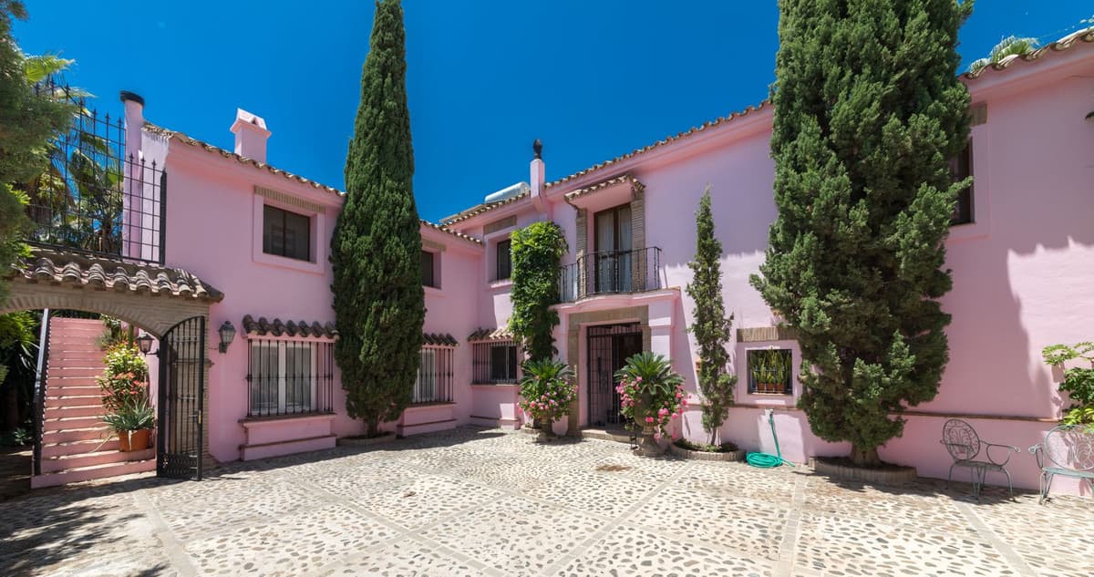 Detached Villa in Benahavís — photo 2 of 10