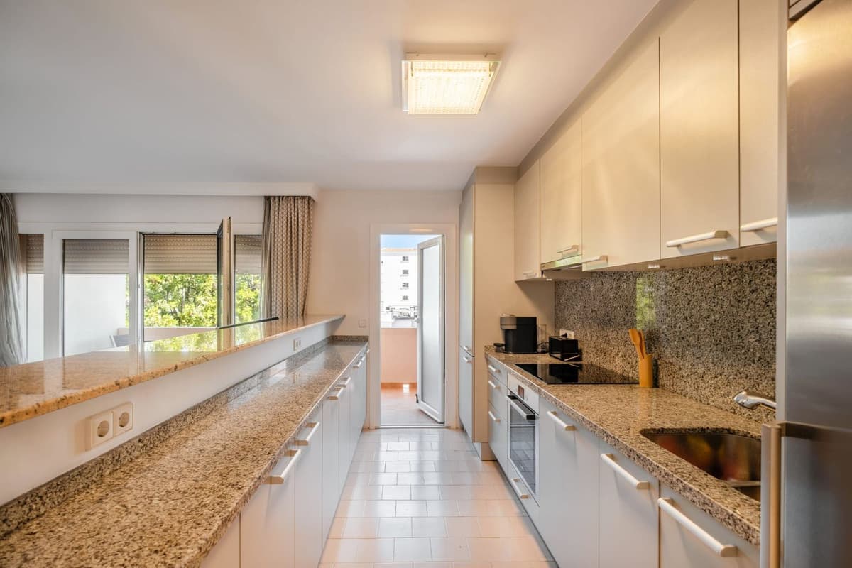 Middle Floor Apartment in Nueva Andalucía — photo 8 of 10