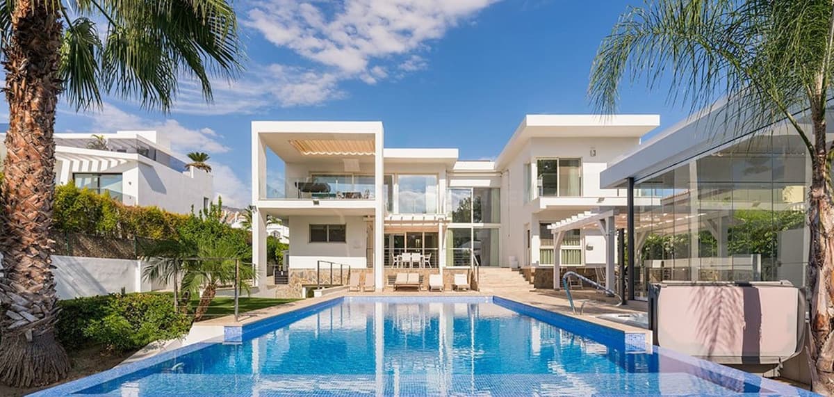 Detached Villa in Nueva Andalucía — photo 1 of 10