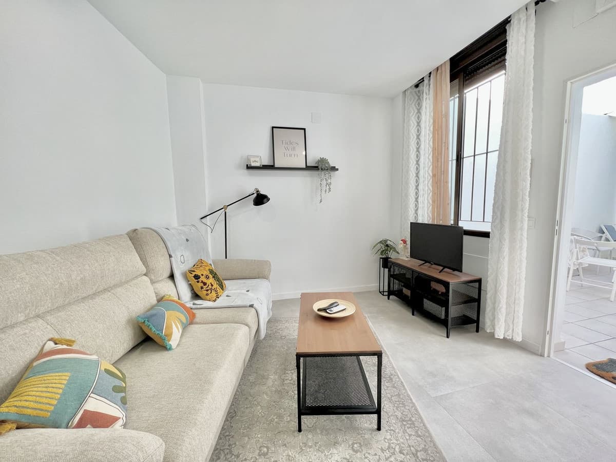 Middle Floor Apartment in Málaga — photo 1 of 10