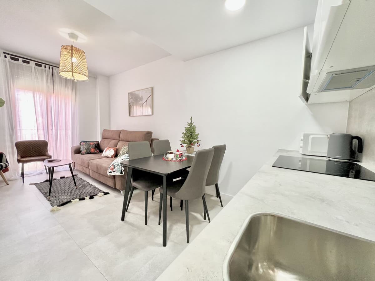 Middle Floor Apartment in Málaga — photo 2 of 10