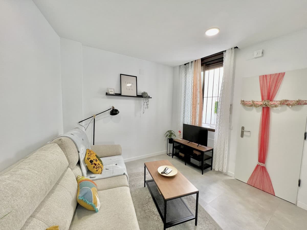 Middle Floor Apartment in Málaga — photo 4 of 10