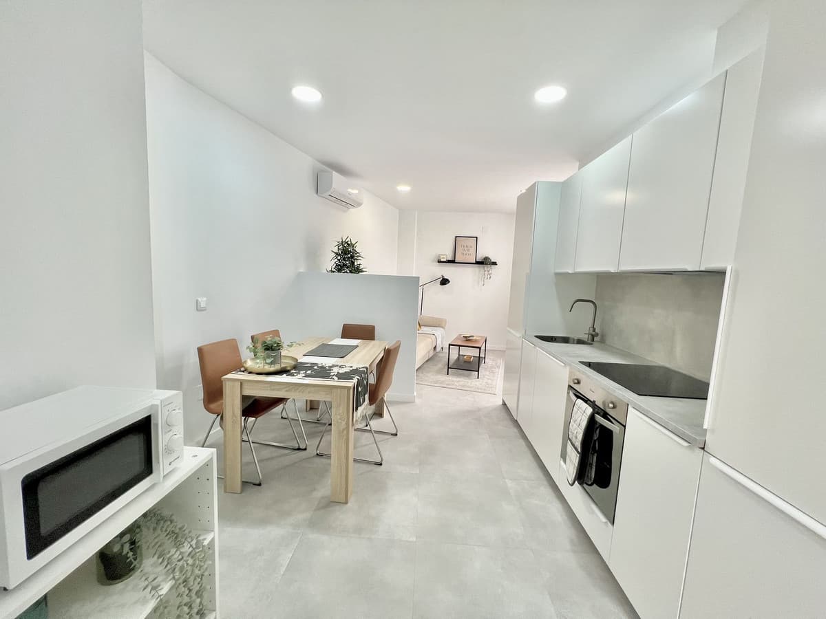 Middle Floor Apartment in Málaga — photo 8 of 10