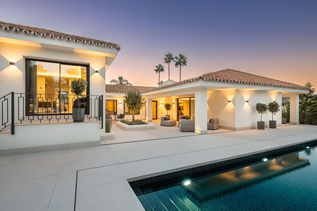 Detached Villa in Nueva Andalucía — photo 1 of 10