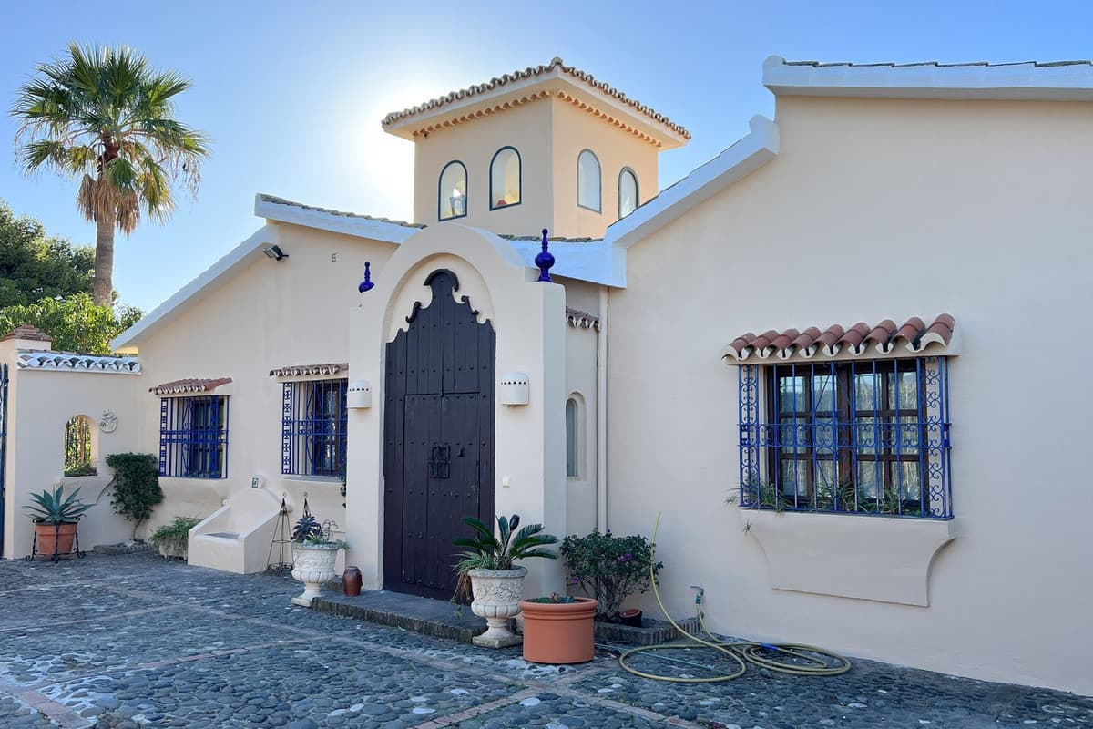 Detached Villa in Estepona — photo 1 of 10