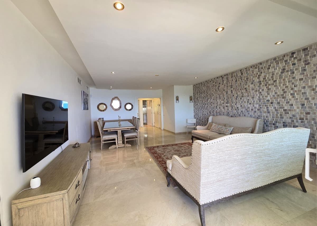 Middle Floor Apartment in Estepona — photo 7 of 10