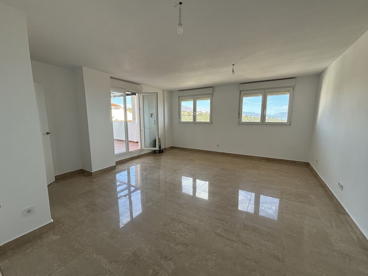 Penthouse Duplex in La Duquesa — photo 3 of 10