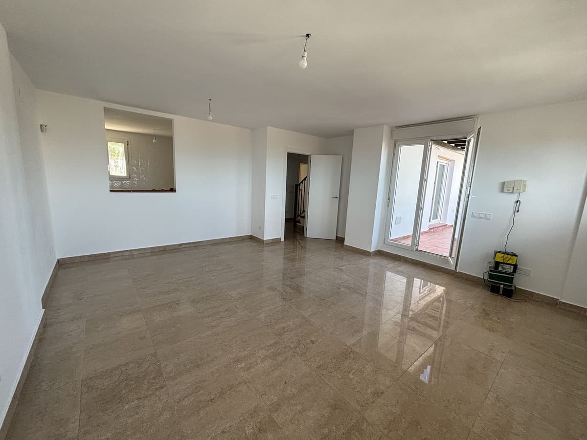 Penthouse Duplex in La Duquesa — photo 4 of 10