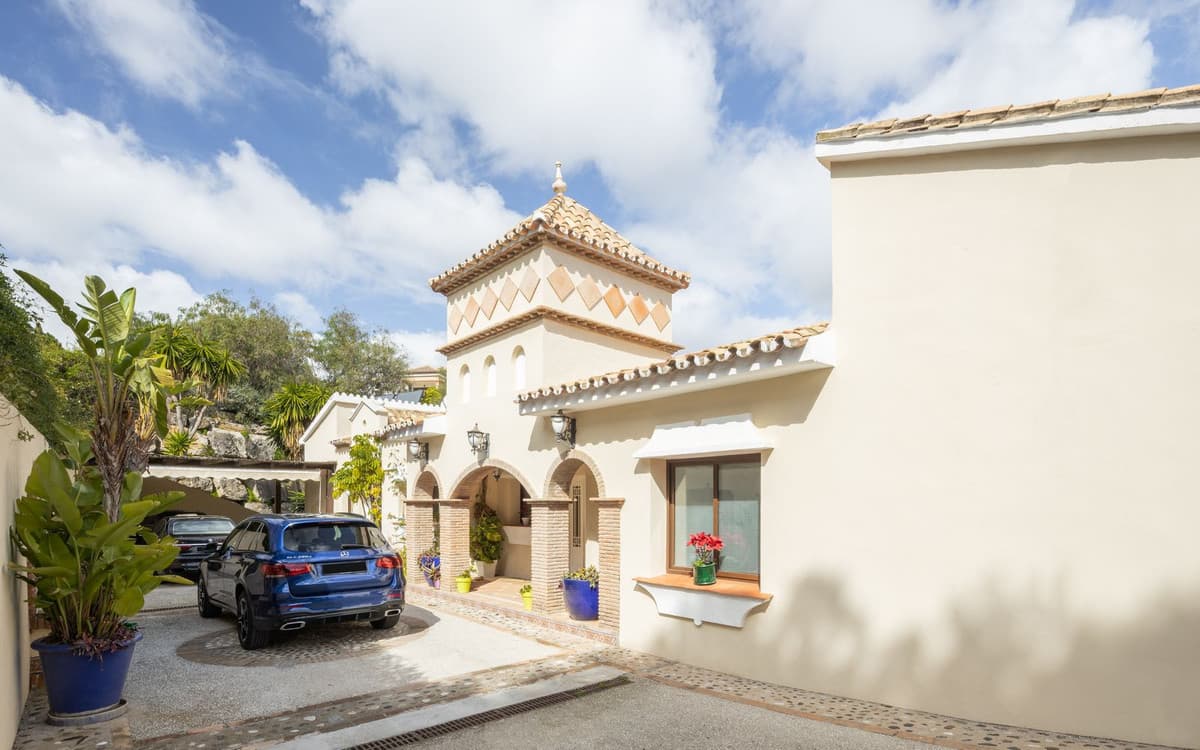 Detached Villa in El Paraiso — photo 3 of 10