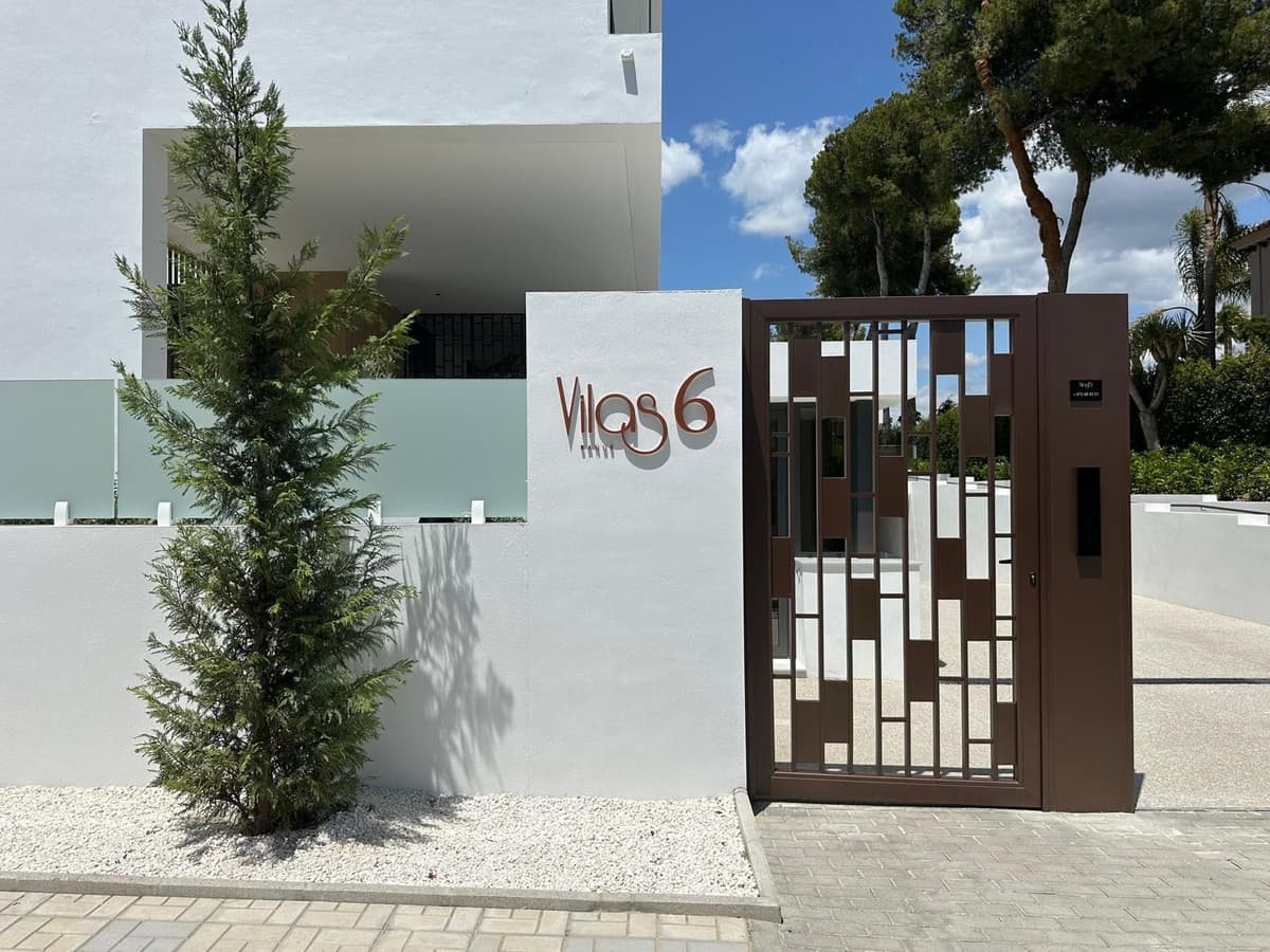 Semi-Detached House in Nueva Andalucía — photo 2 of 10