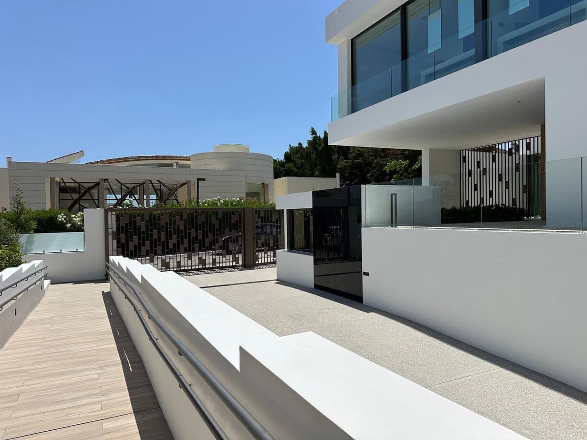 Semi-Detached House in Nueva Andalucía — photo 3 of 10