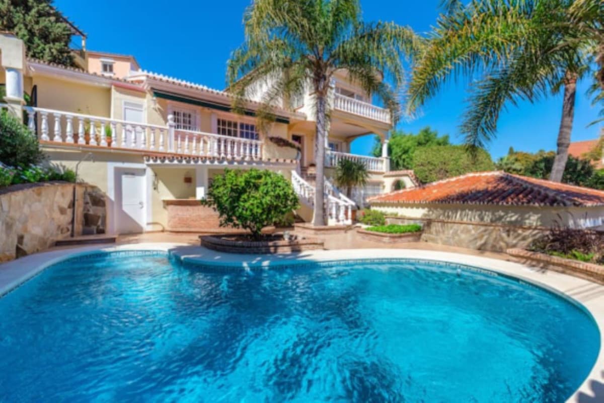 Detached Villa in Nueva Andalucía — photo 1 of 10