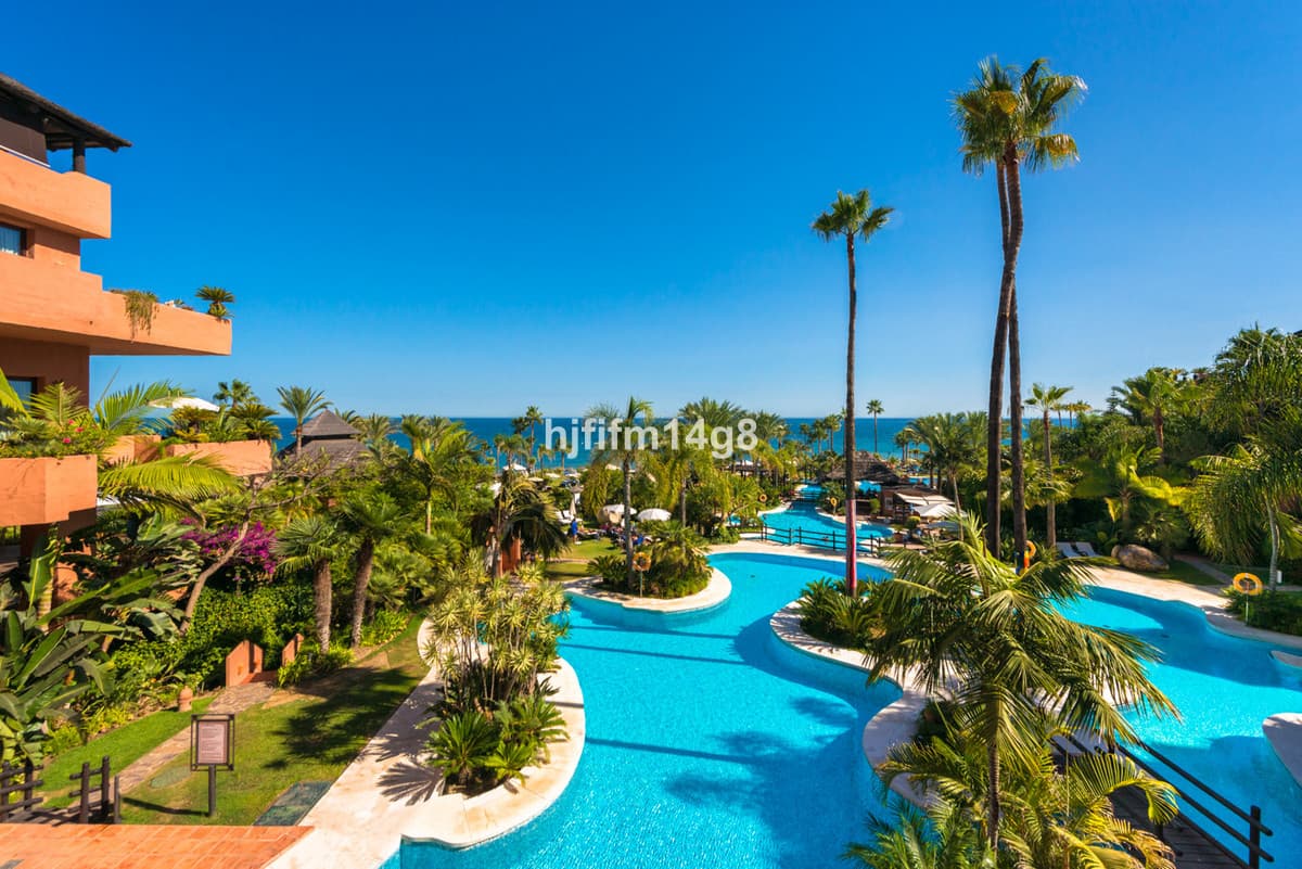 Middle Floor Apartment in Estepona — photo 2 of 10