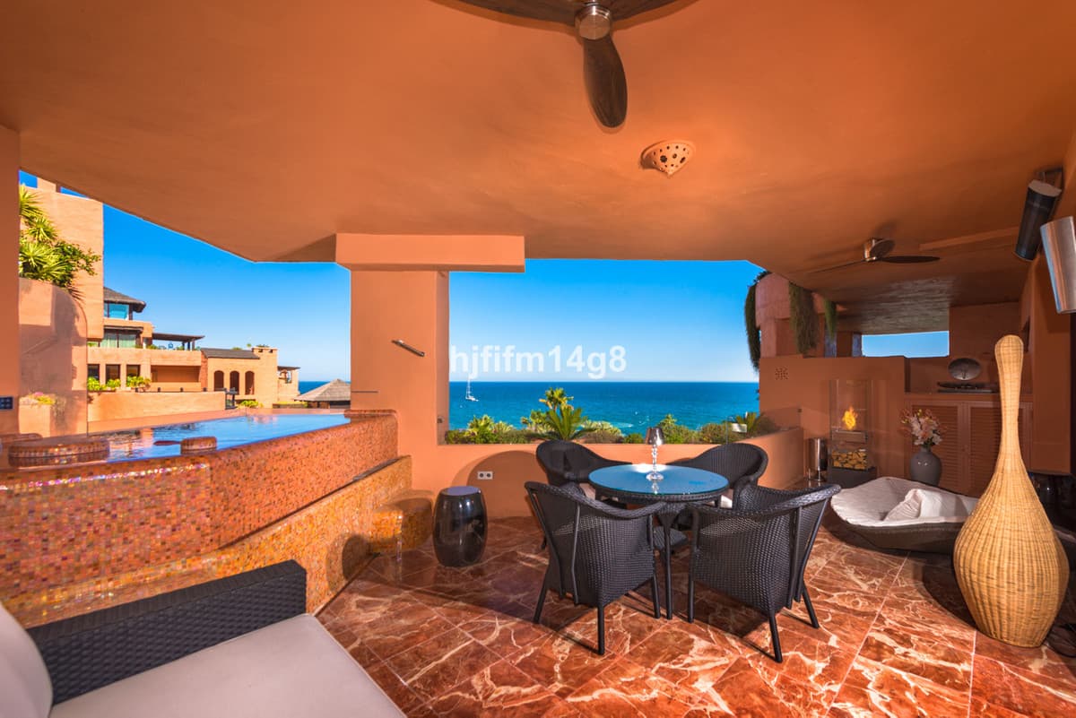 Middle Floor Apartment in Estepona — photo 3 of 10