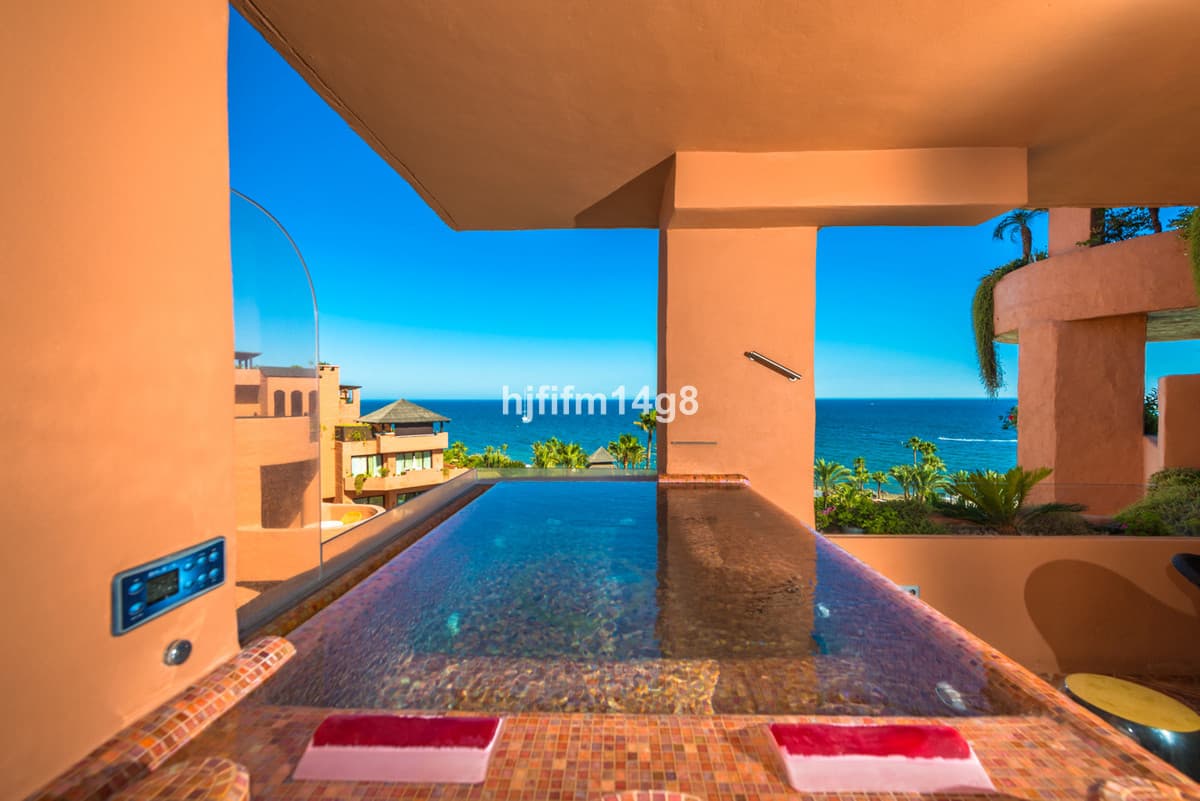 Middle Floor Apartment in Estepona — photo 4 of 10