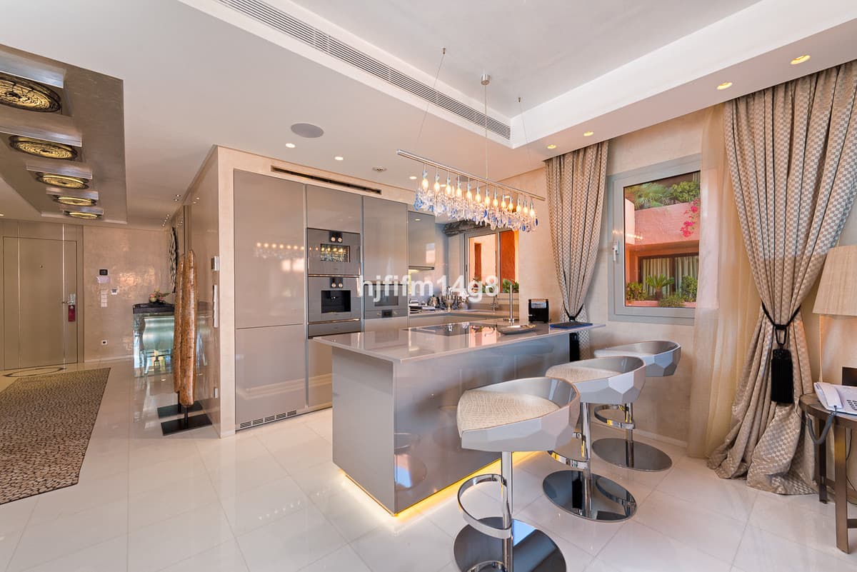 Middle Floor Apartment in Estepona — photo 6 of 10
