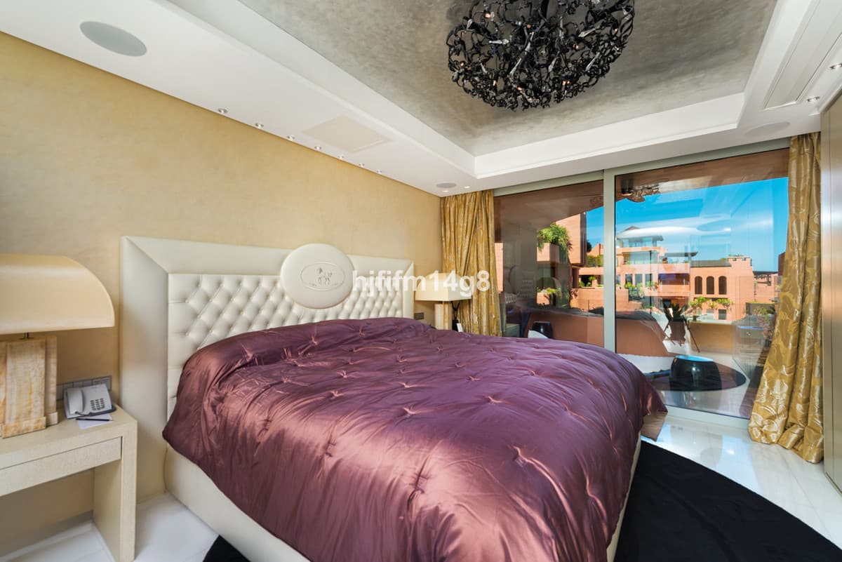 Middle Floor Apartment in Estepona — photo 7 of 10