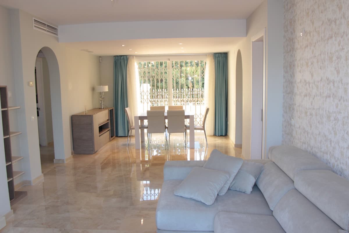 Middle Floor Apartment in Marbella — photo 2 of 10