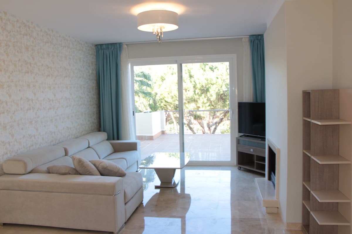 Middle Floor Apartment in Marbella — photo 3 of 10