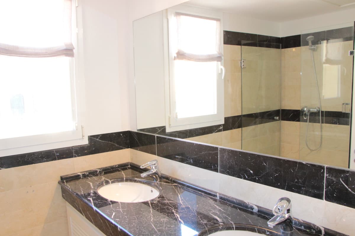 Middle Floor Apartment in Marbella — photo 7 of 10