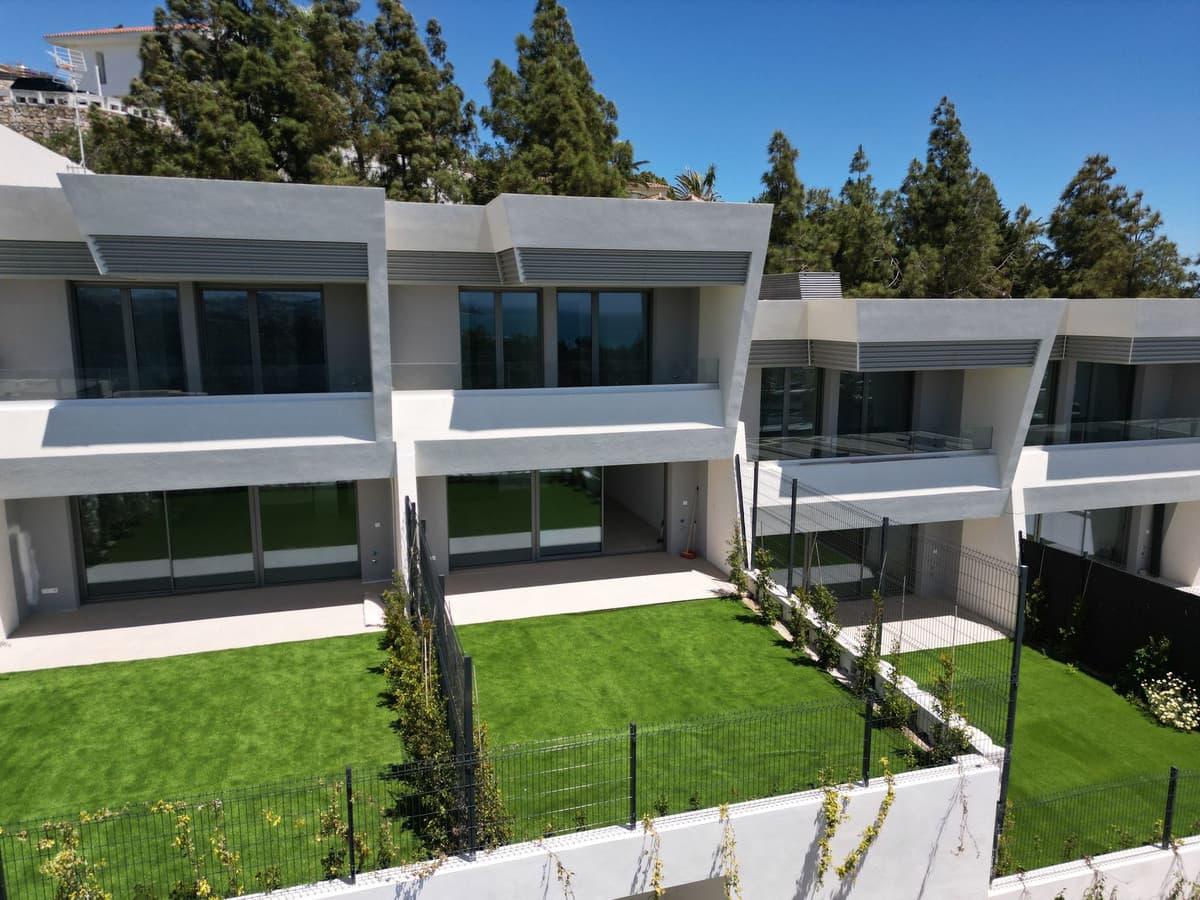 Semi-Detached House in El Chaparral — photo 2 of 10