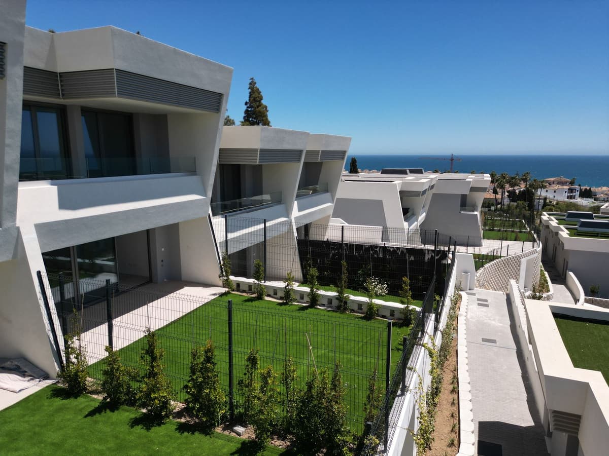 Semi-Detached House in El Chaparral — photo 3 of 10