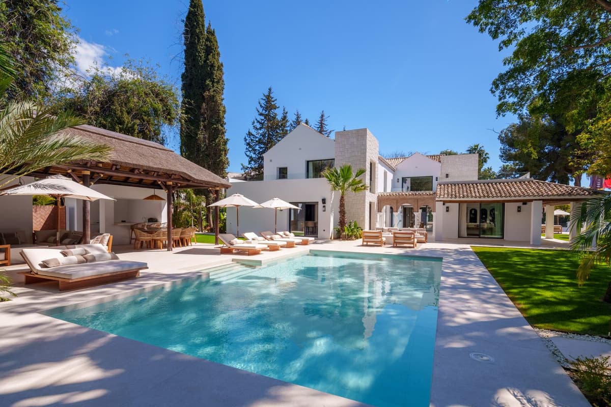 Detached Villa in Nueva Andalucía — photo 1 of 10