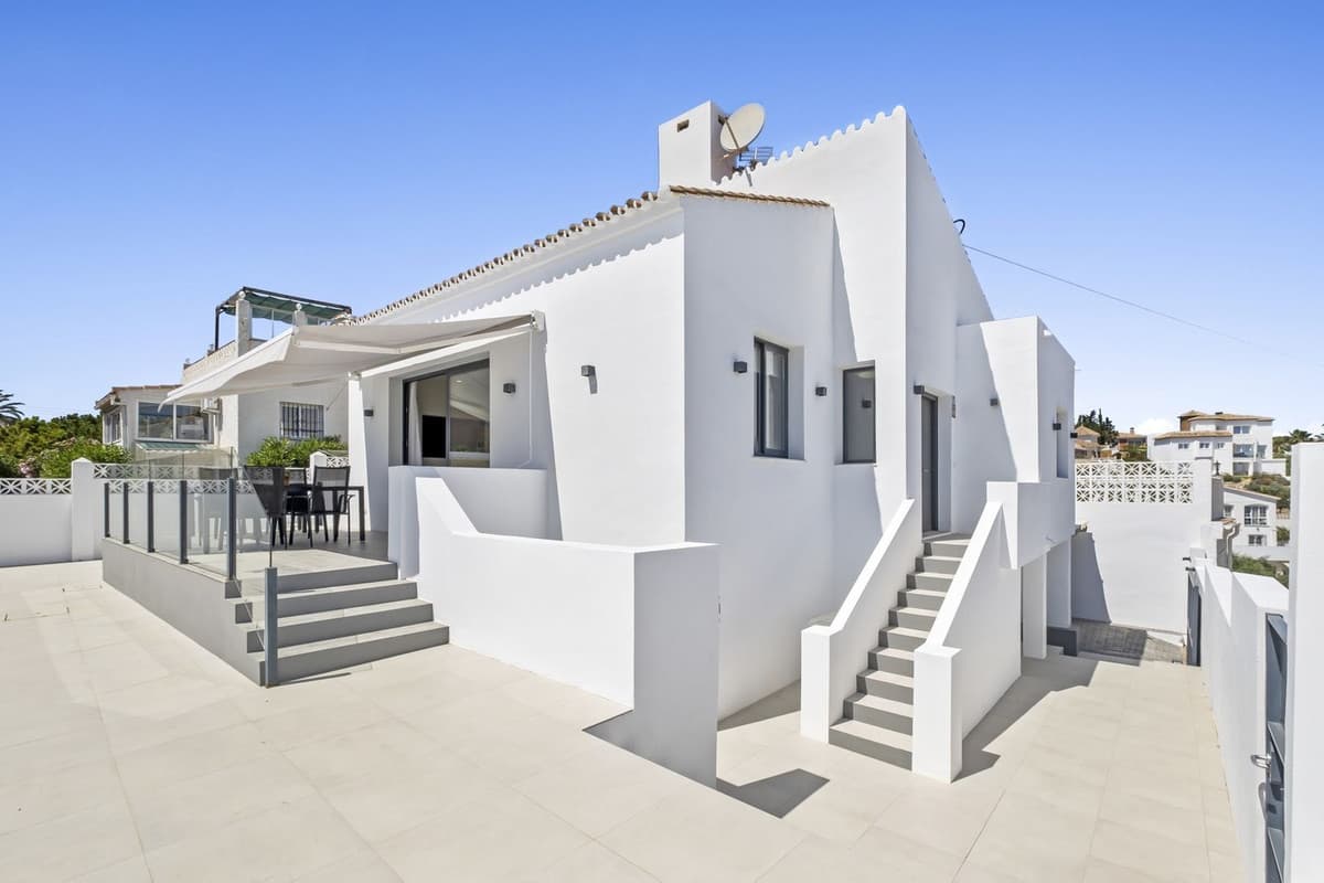 Detached Villa in El Faro — photo 1 of 10