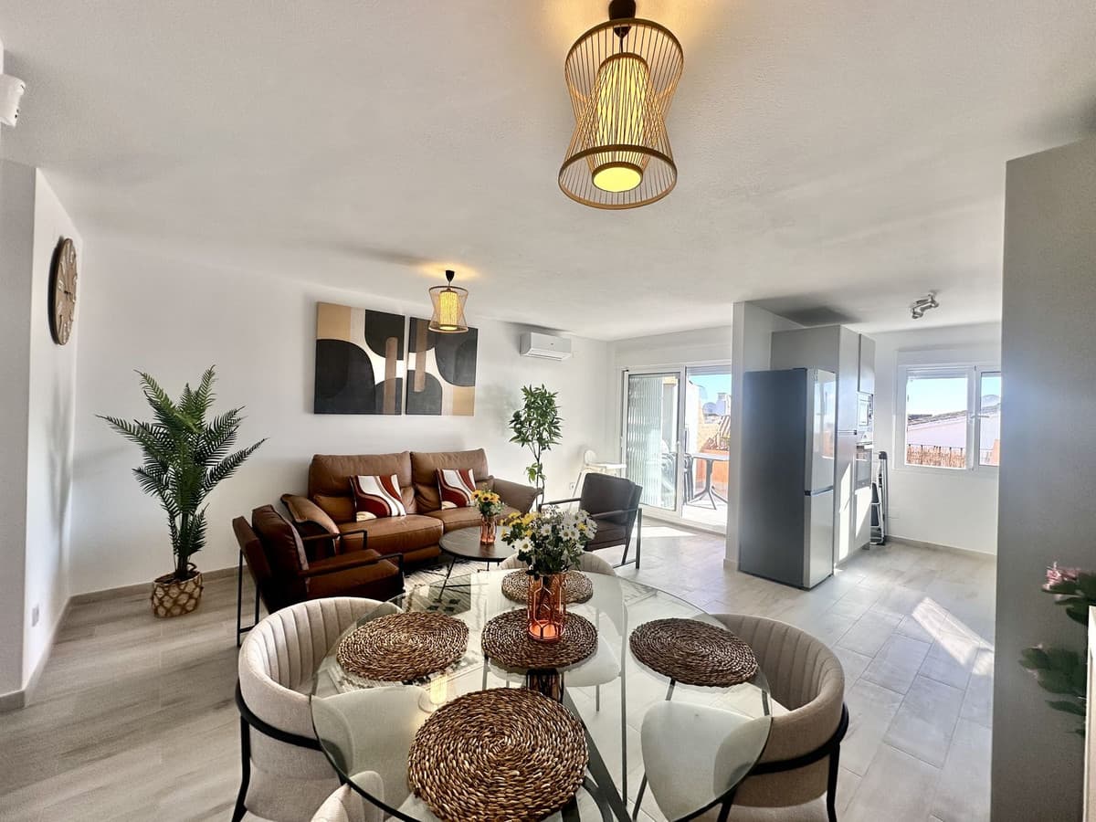 Middle Floor Apartment in Calahonda — photo 8 of 10