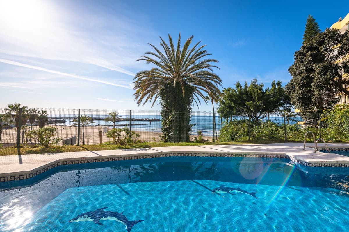 Middle Floor Apartment in Marbella — photo 1 of 10