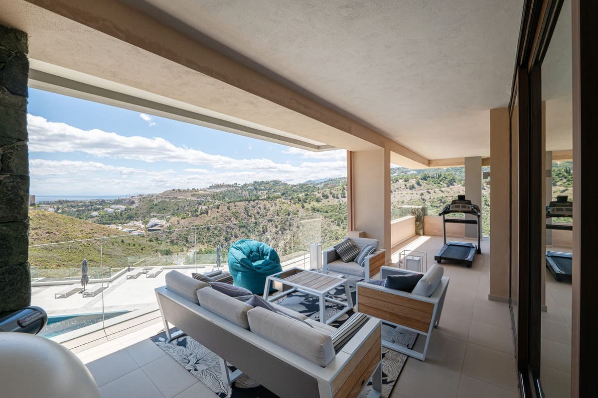 Top Floor Apartment in La Quinta — photo 3 of 10