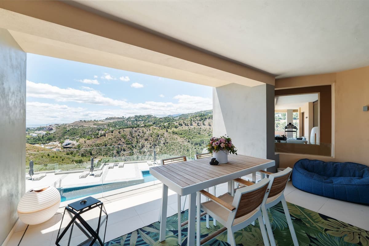 Top Floor Apartment in La Quinta — photo 5 of 10
