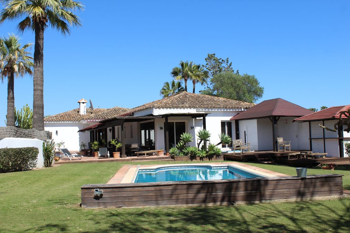 Detached Villa in Sotogrande Costa — photo 1 of 10