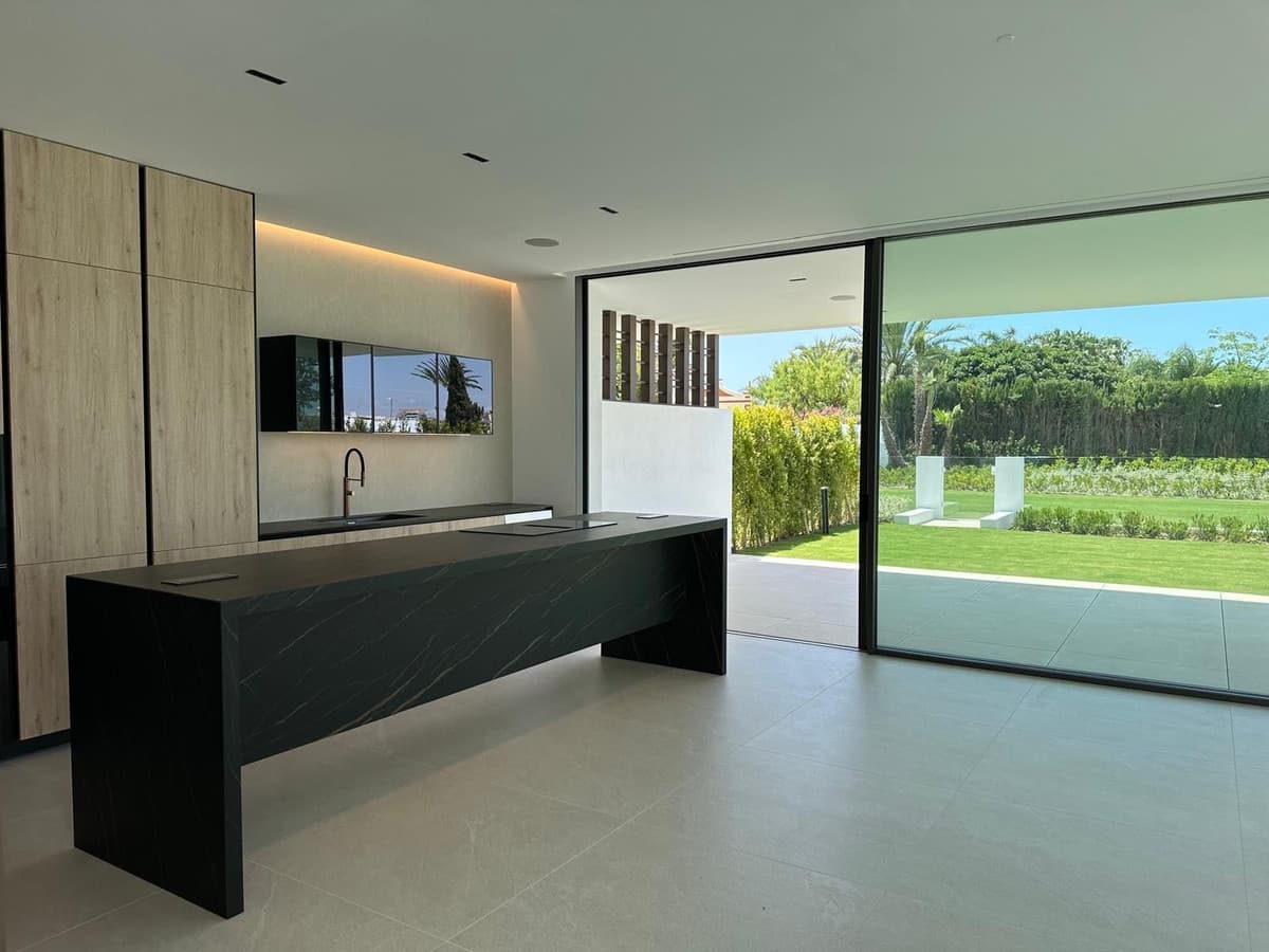 Semi-Detached House in Nueva Andalucía — photo 7 of 10