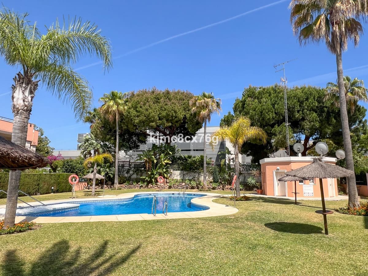Middle Floor Apartment in Marbella — photo 1 of 10