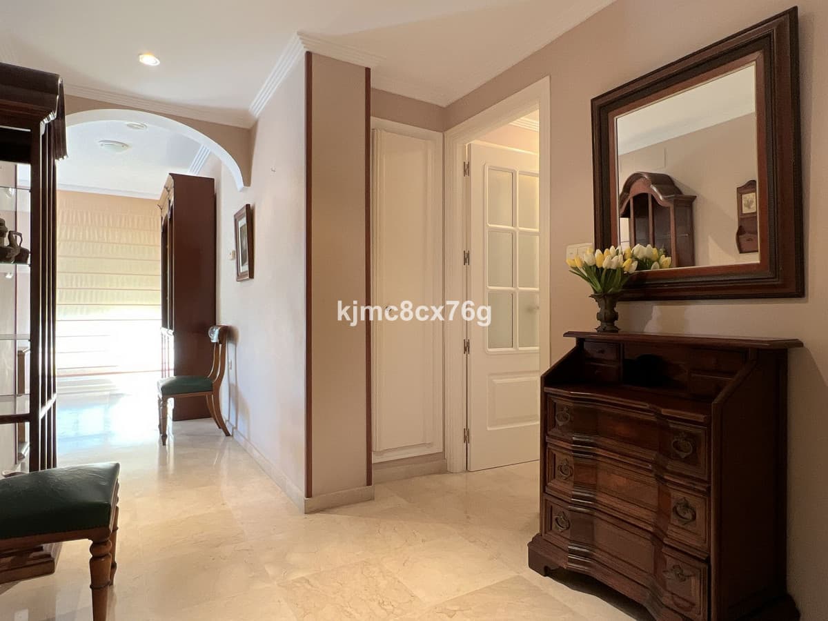 Middle Floor Apartment in Marbella — photo 2 of 10