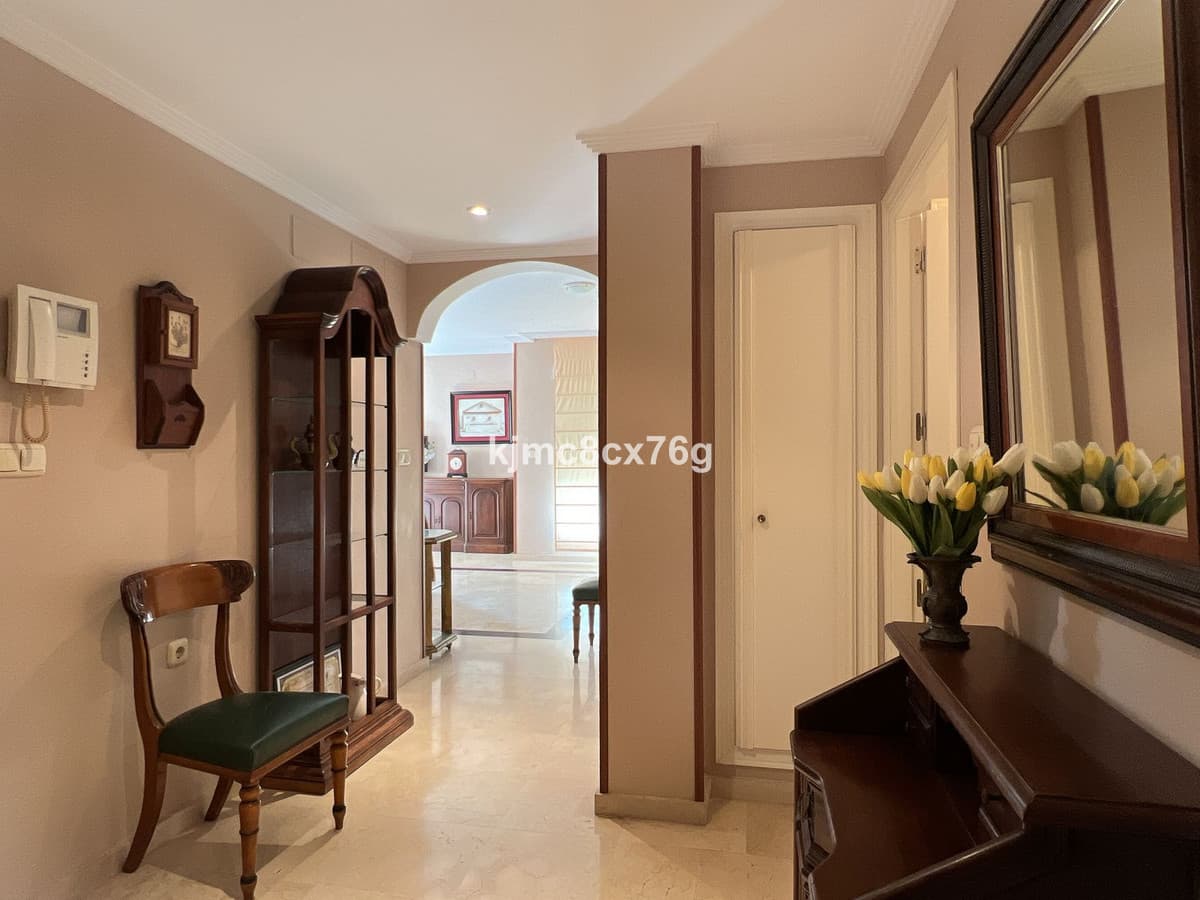 Middle Floor Apartment in Marbella — photo 3 of 10