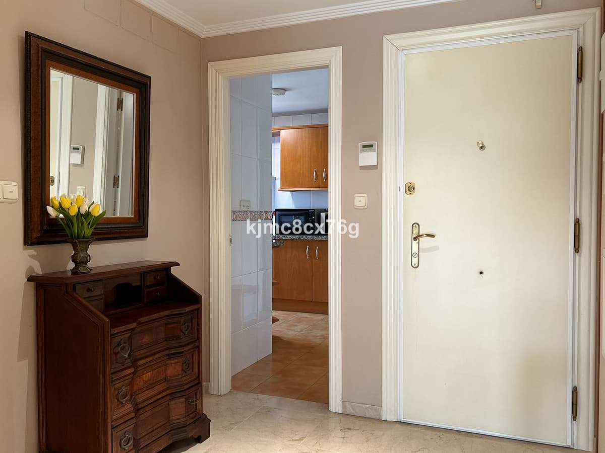 Middle Floor Apartment in Marbella — photo 4 of 10