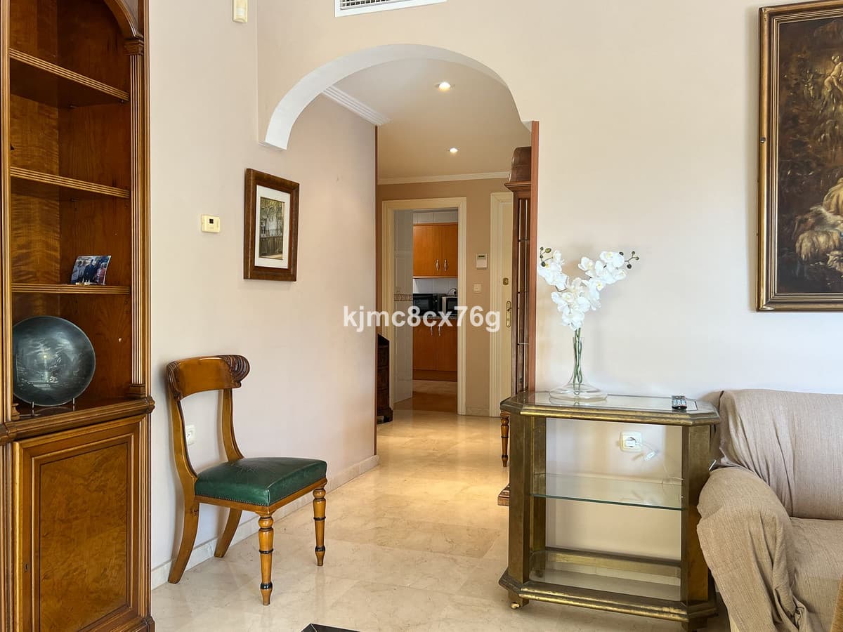 Middle Floor Apartment in Marbella — photo 9 of 10