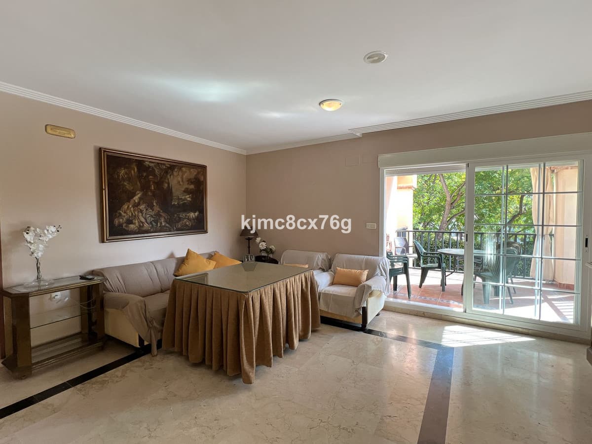 Middle Floor Apartment in Marbella — photo 10 of 10