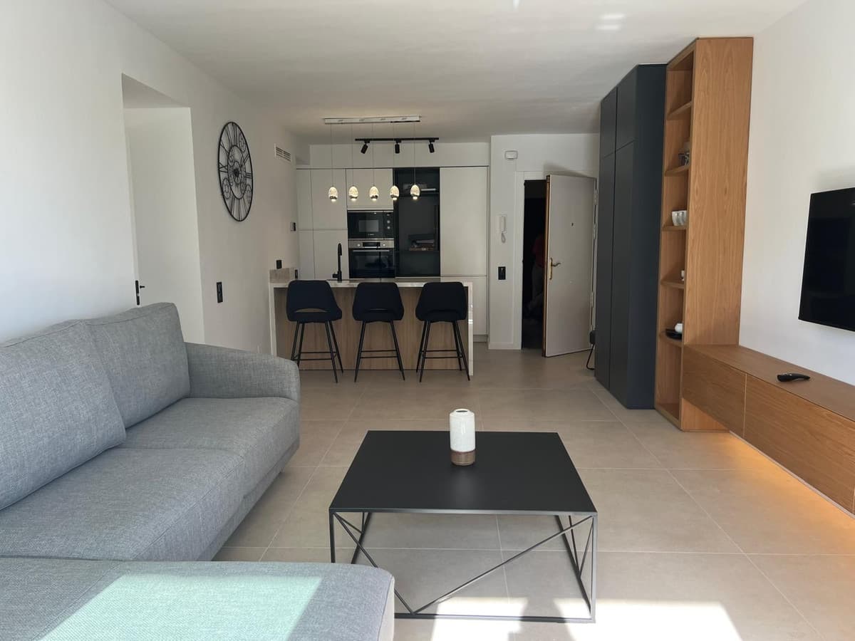 Middle Floor Apartment in Marbella — photo 3 of 10