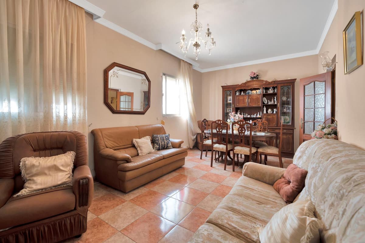 Detached Villa in La Línea — photo 1 of 10