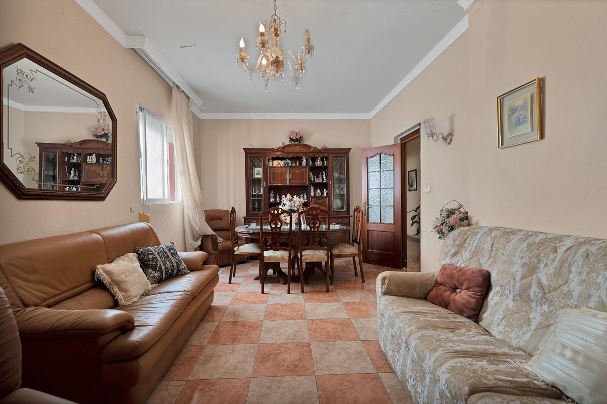 Detached Villa in La Línea — photo 3 of 10