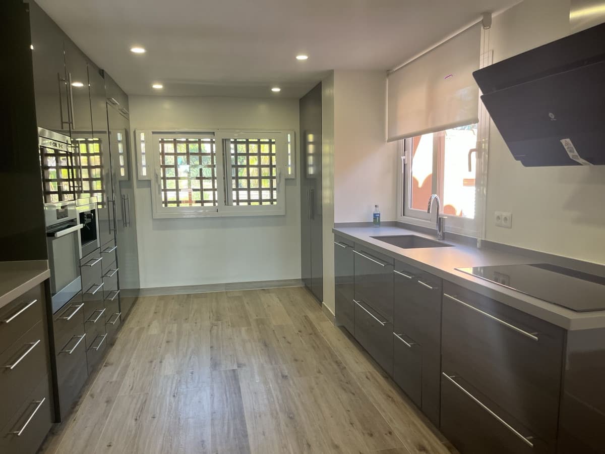 Middle Floor Apartment in Estepona — photo 6 of 9