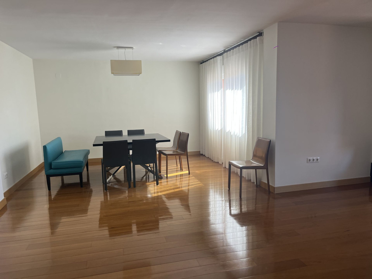 Middle Floor Apartment in Estepona — photo 7 of 9