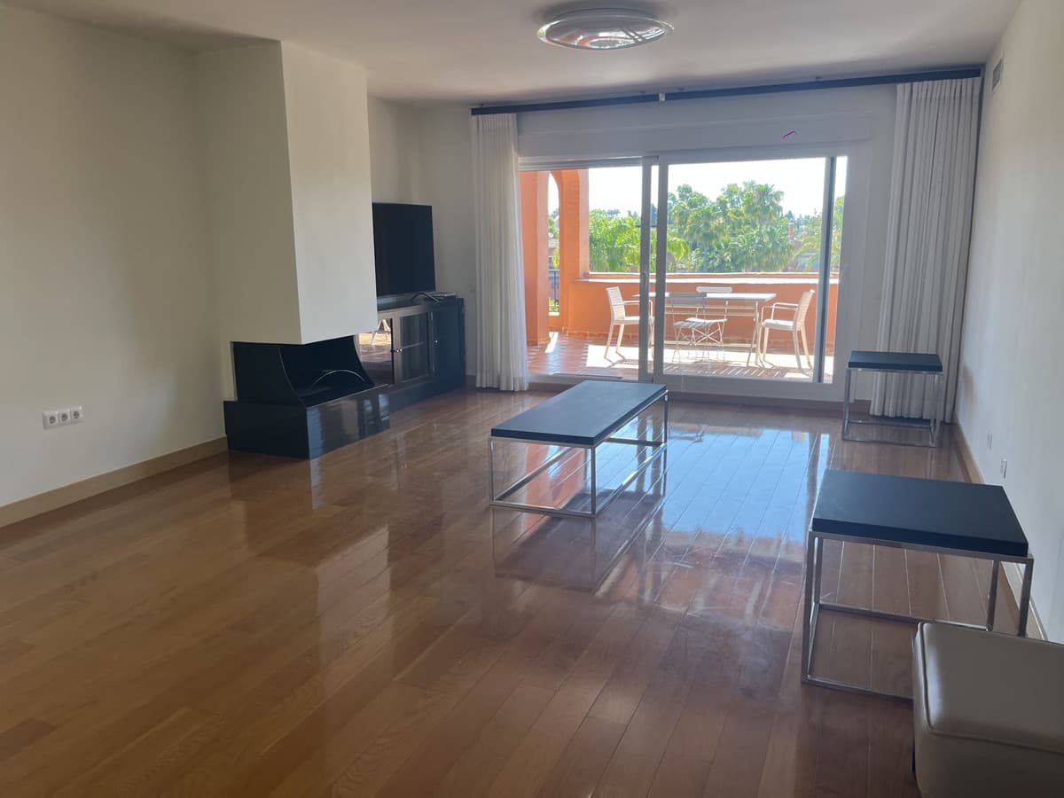 Middle Floor Apartment in Estepona — photo 8 of 9