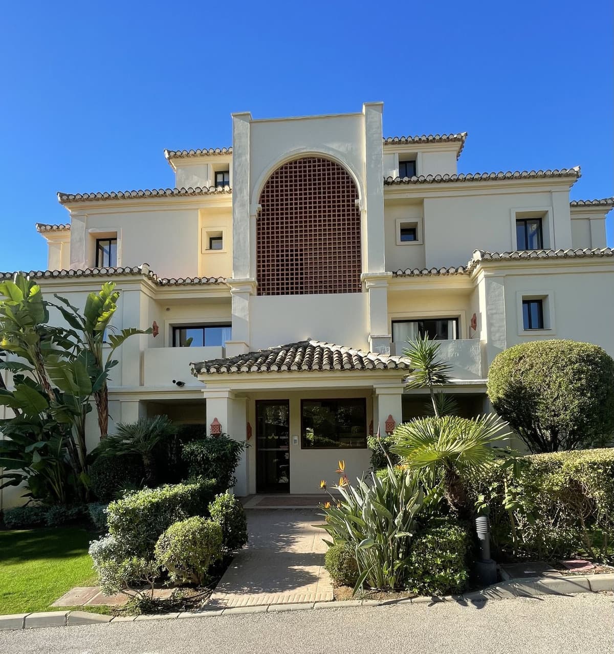 Ground Floor Apartment in Benahavís — photo 1 of 10